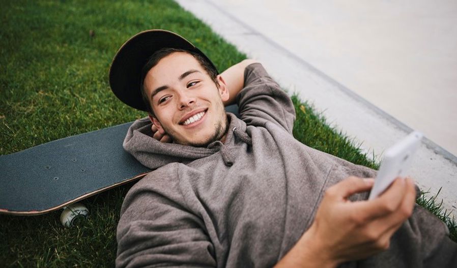 Ung gutt med skateboard.