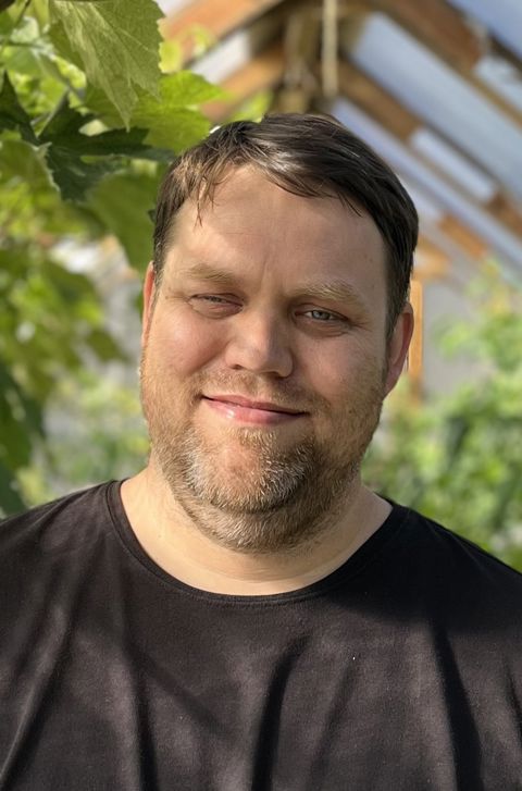 en person som smiler til kameraet