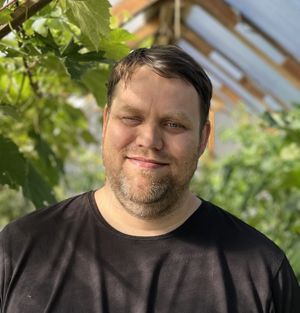 en person som smiler til kameraet en person som smiler til kameraet