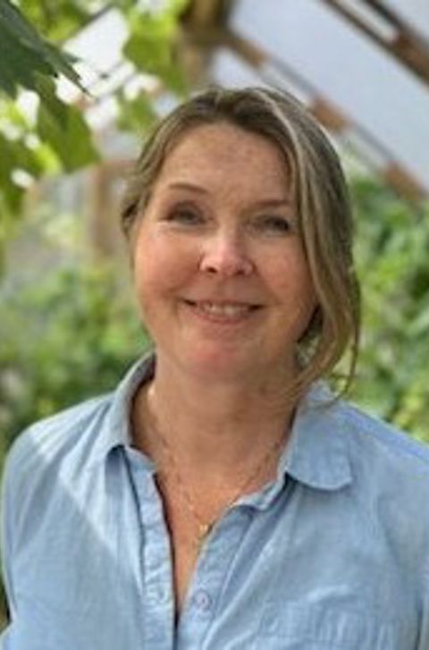 en person som smiler til kameraet