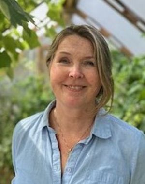 en person som smiler til kameraet en person som smiler til kameraet