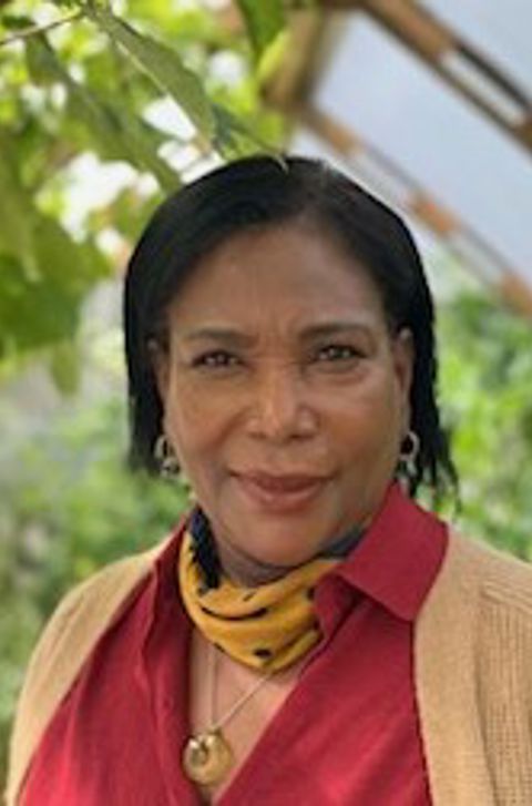 en person som smiler til kameraet