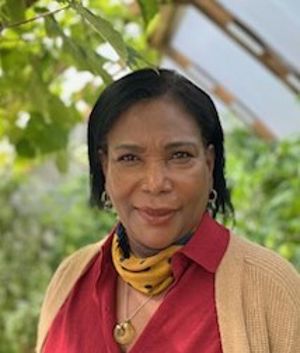 en person som smiler til kameraet en person som smiler til kameraet