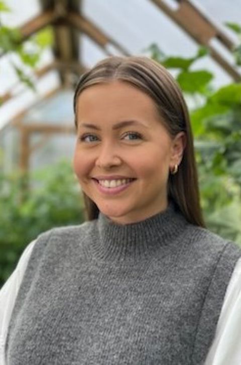 en person som smiler til kameraet