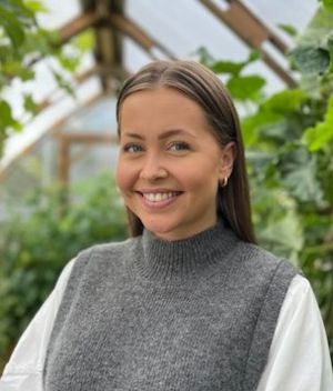 en person som smiler til kameraet en person som smiler til kameraet