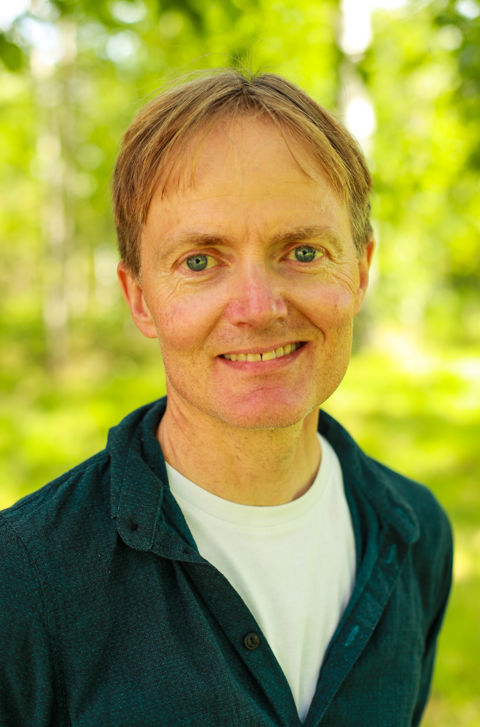 en person som smiler til kameraet