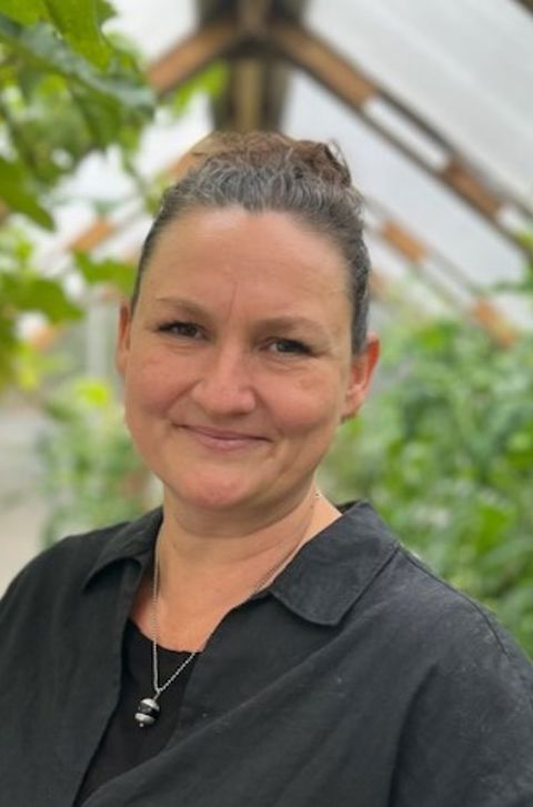 en person som smiler til kameraet