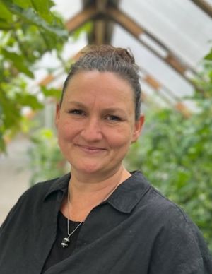 en person som smiler til kameraet en person som smiler til kameraet