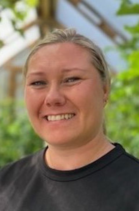 en person som smiler til kameraet