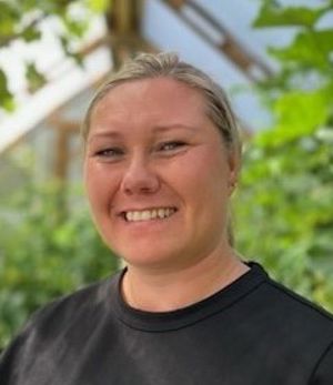 en person som smiler til kameraet en person som smiler til kameraet