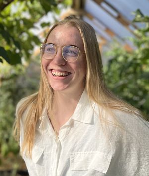 en person som smiler til kameraet en person som smiler til kameraet