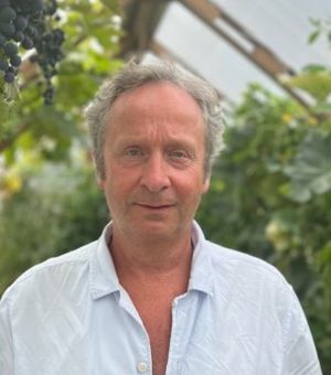 en person som smiler til kameraet en person som smiler til kameraet