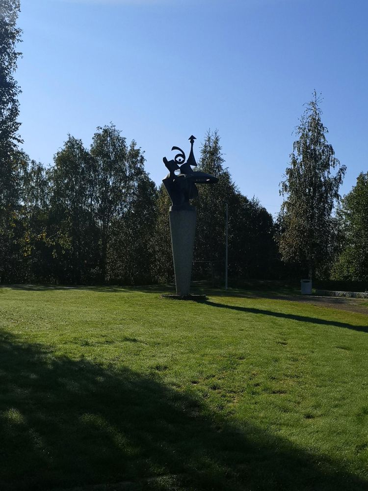 en statue i et gresskledd område