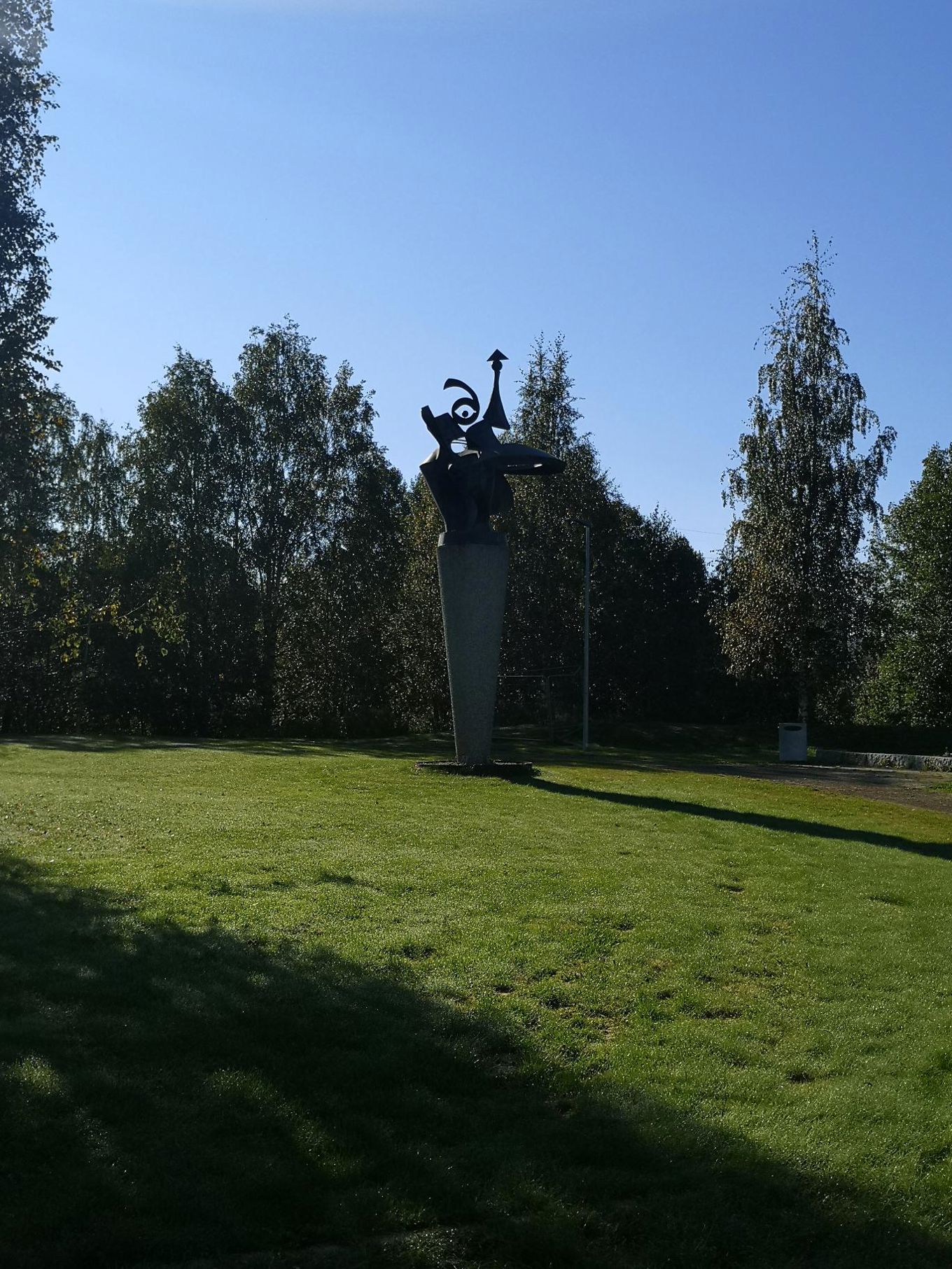 en statue i et gresskledd område en statue i et gresskledd område