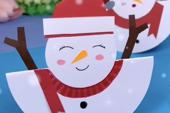 En kake med en snøperson