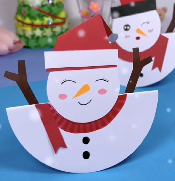 En kake med en snøperson