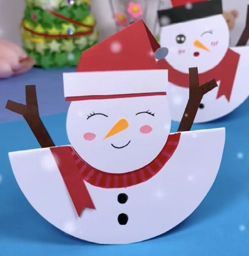 En kake med en snøperson