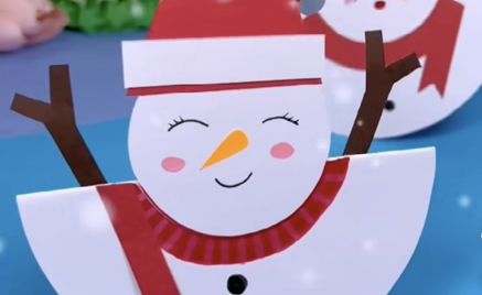 En kake med en snøperson En kake med en snøperson