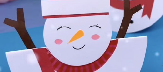 En kake med en snøperson En kake med en snøperson