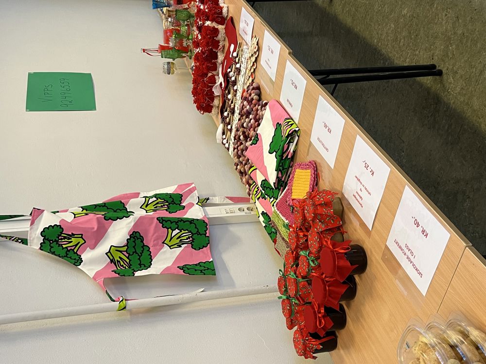 et bord med blomster og lys