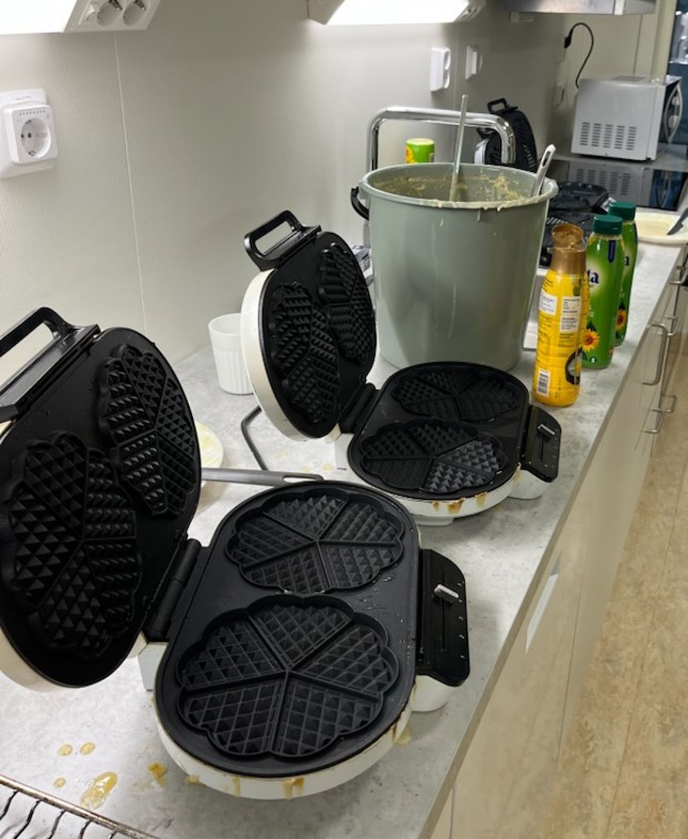 en kaffetrakter på en benk en kaffetrakter på en benk