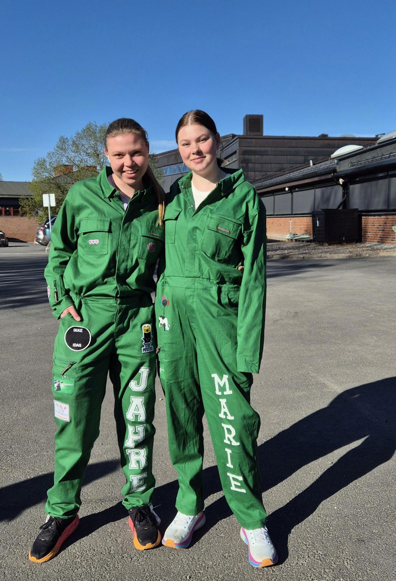 To personer i grønne dresser