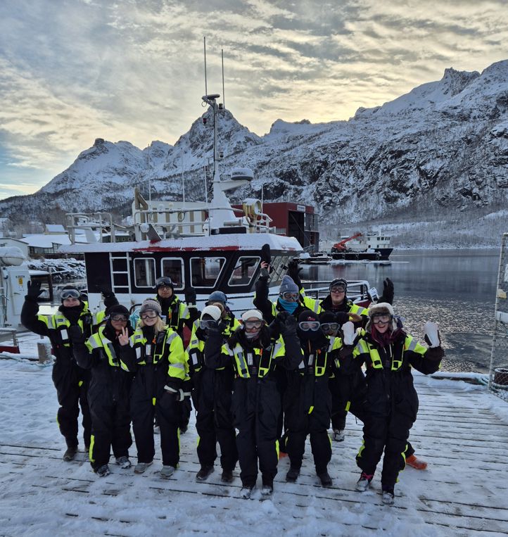 en gruppe mennesker i skiutstyr som poserer for et bilde