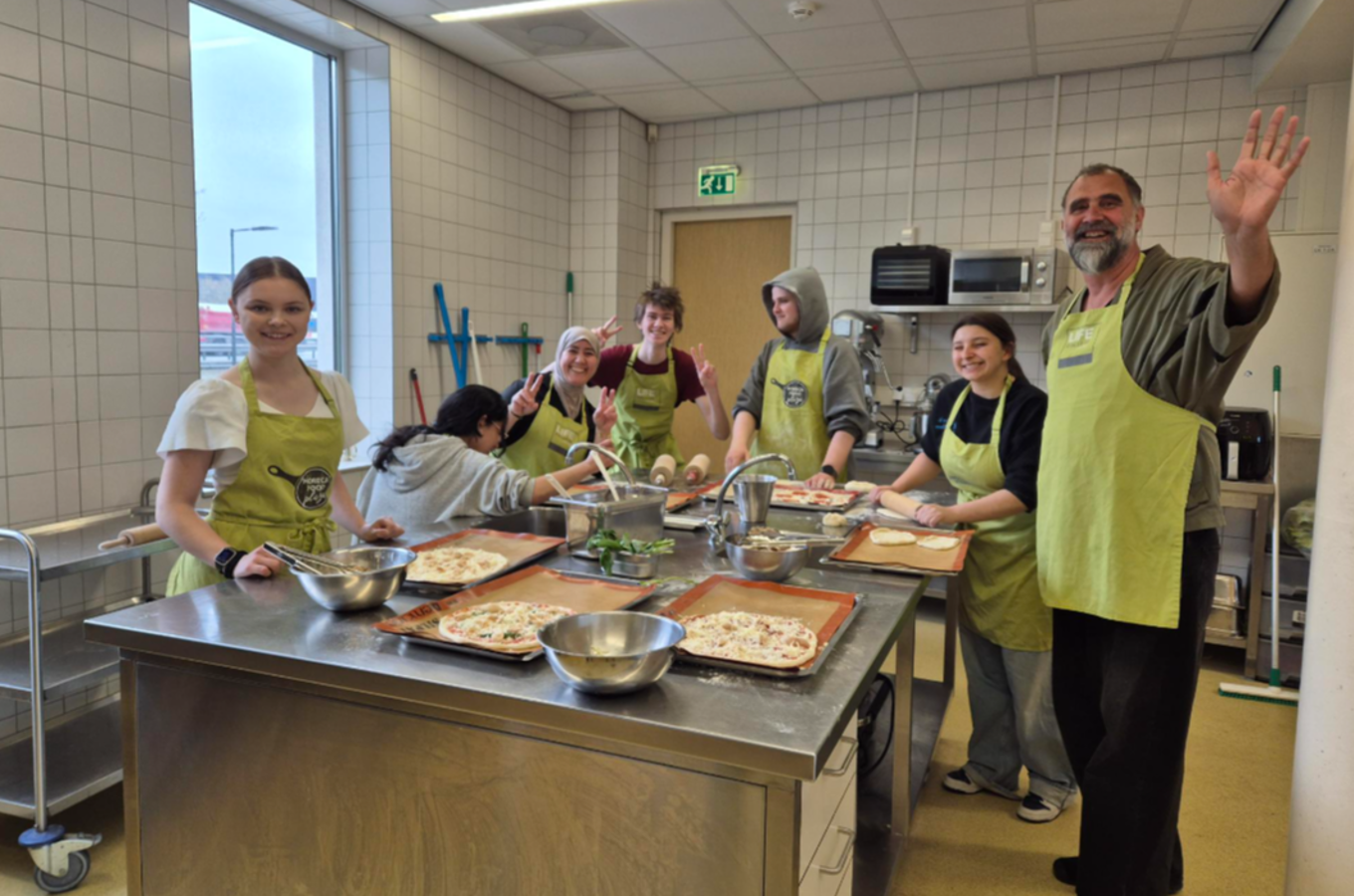 En gruppe mennesker på et kjøkken