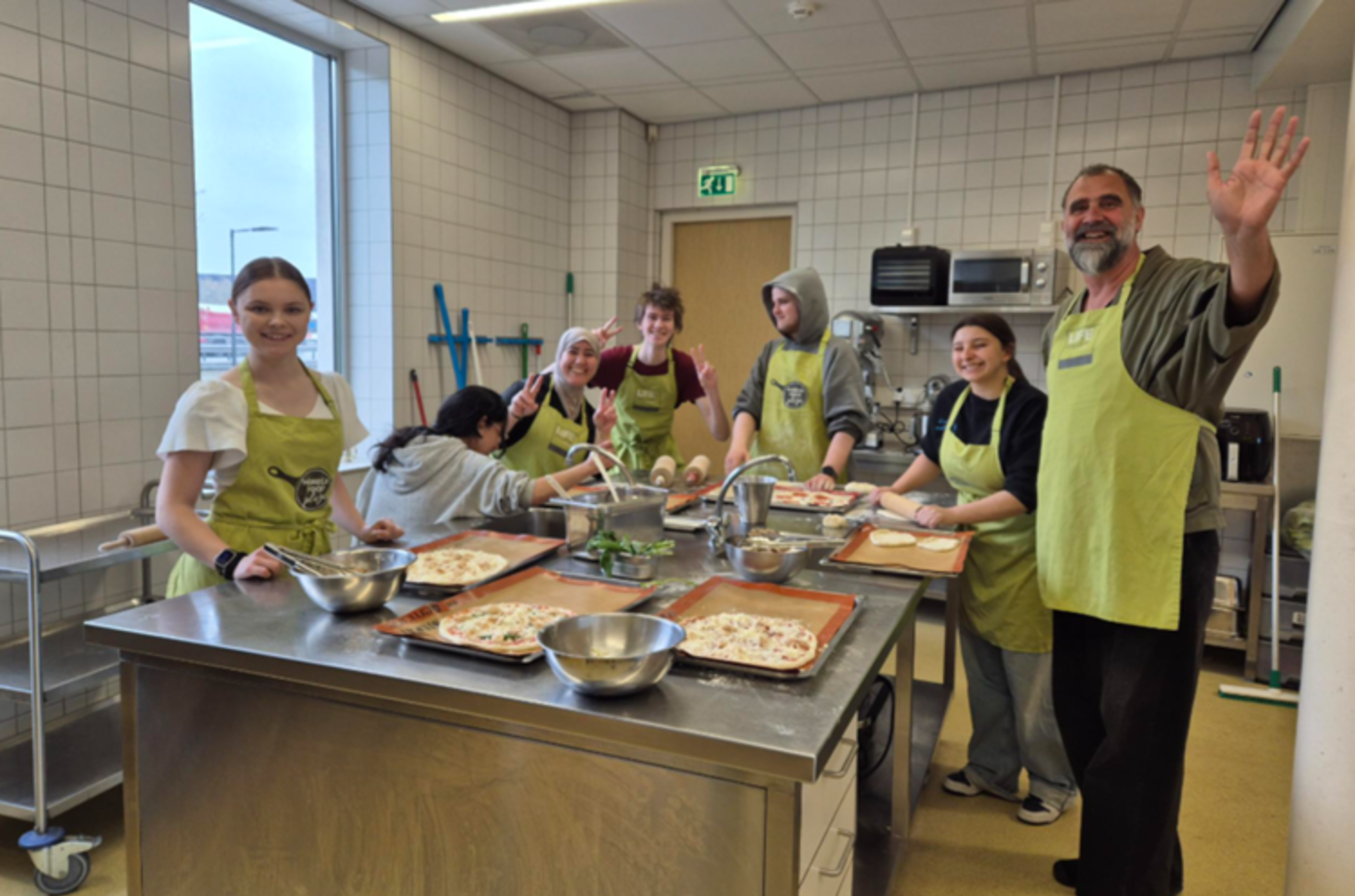 En gruppe mennesker på et kjøkken