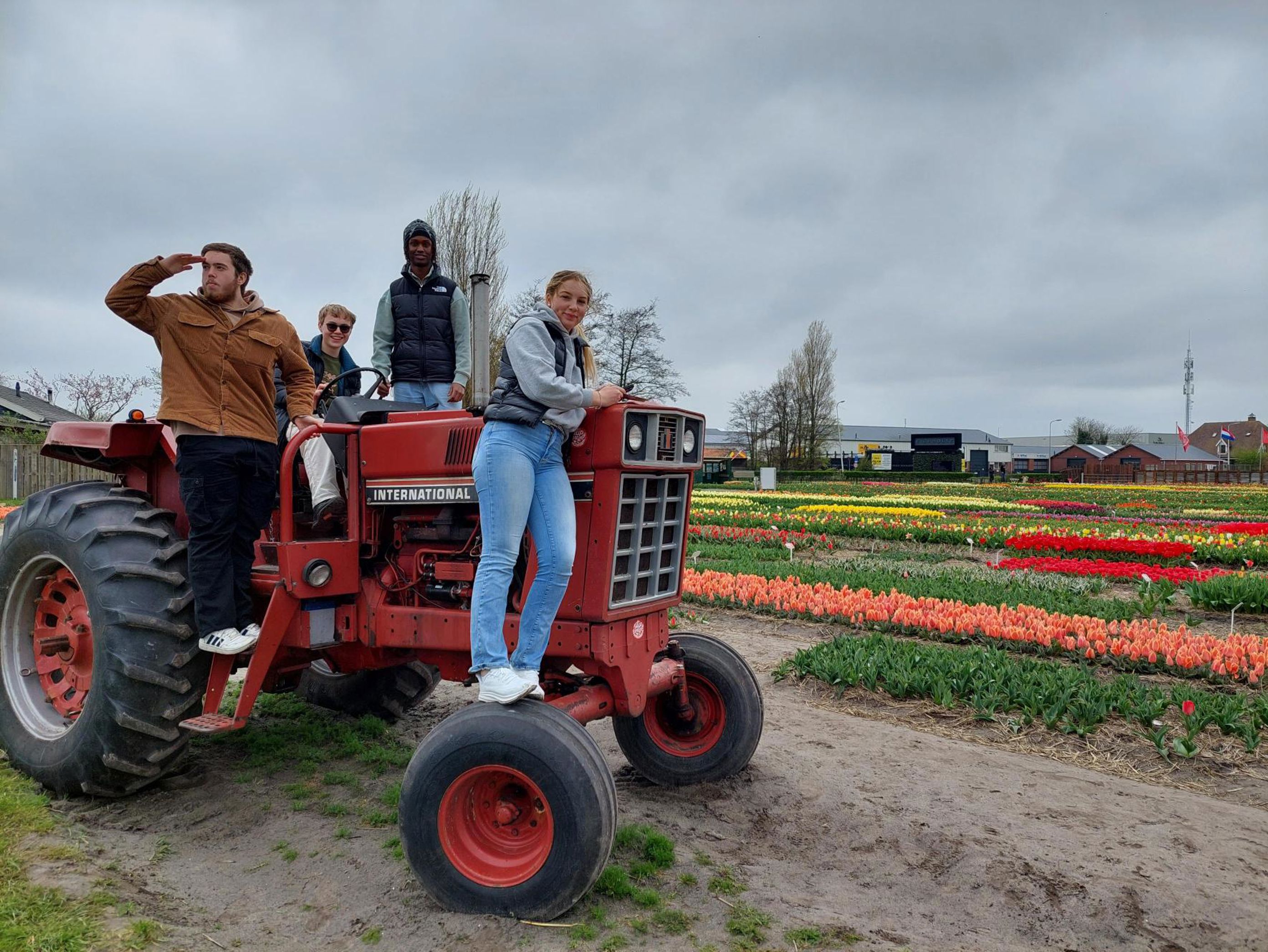 en gruppe mennesker på en traktor