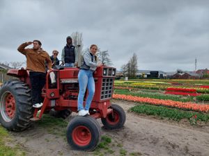 en gruppe mennesker på en traktor