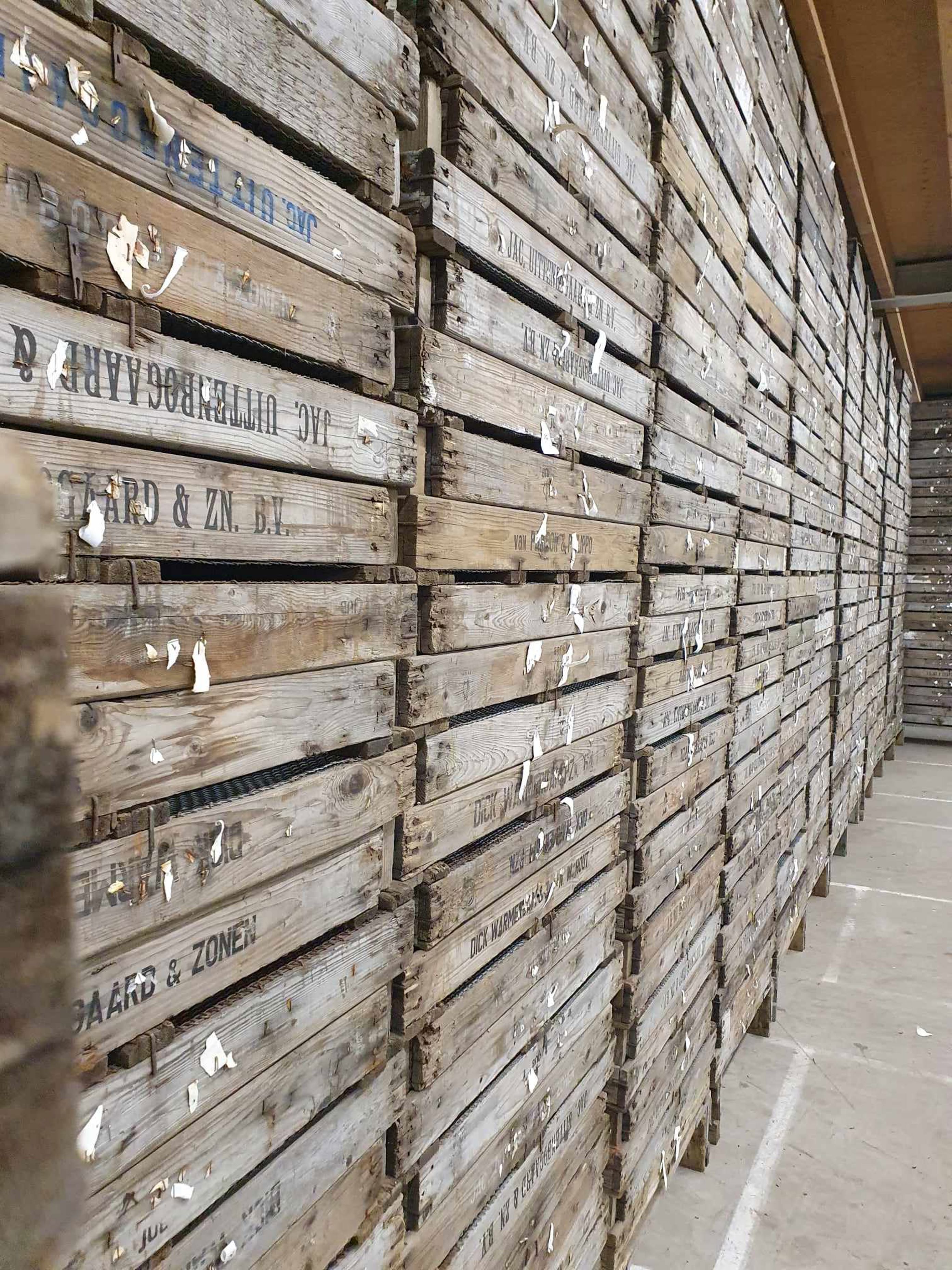 en vegg med skrift på