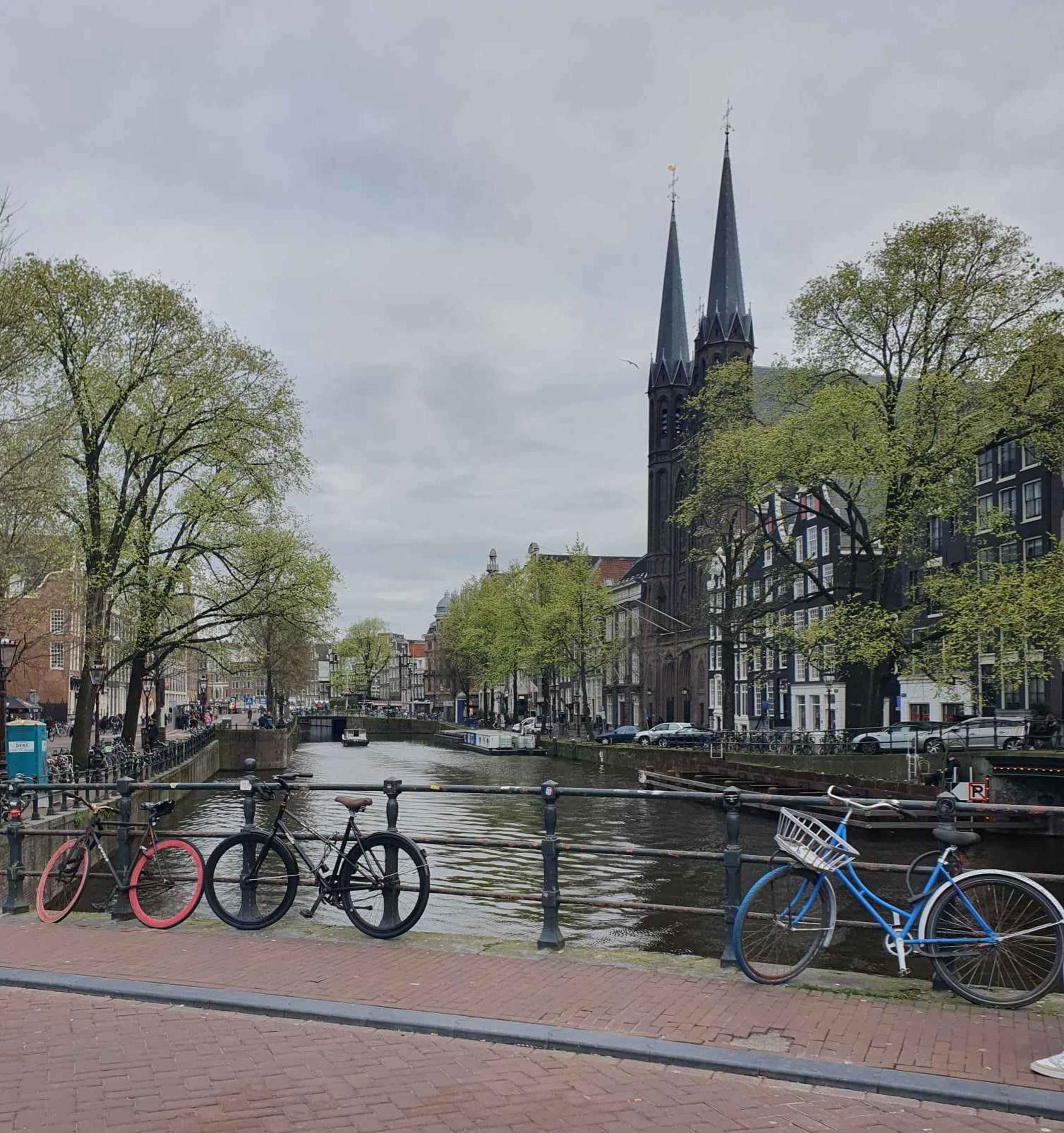 En gruppe sykler parkert på en bro over en elv