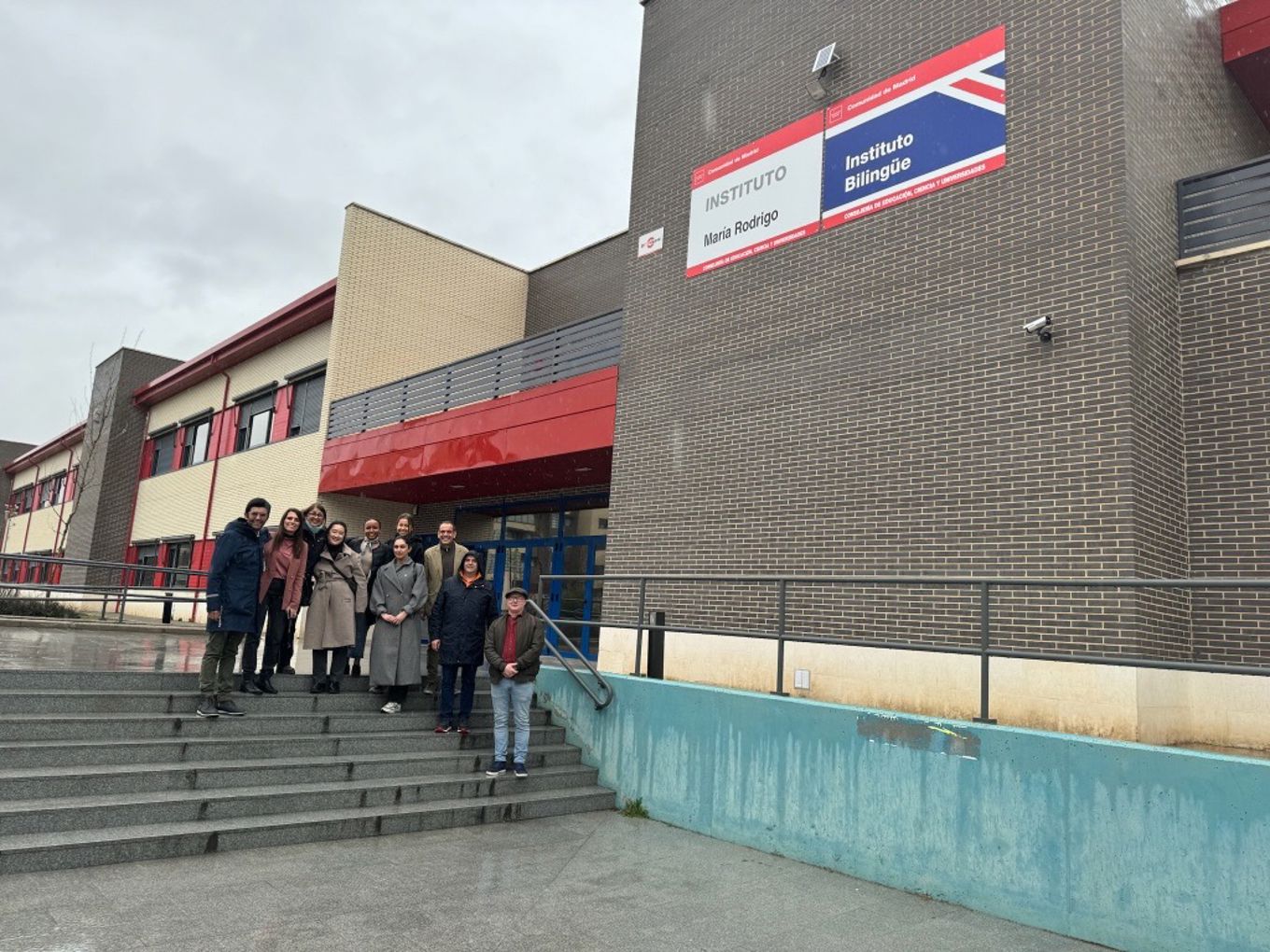 en gruppe mennesker som står utenfor en bygning