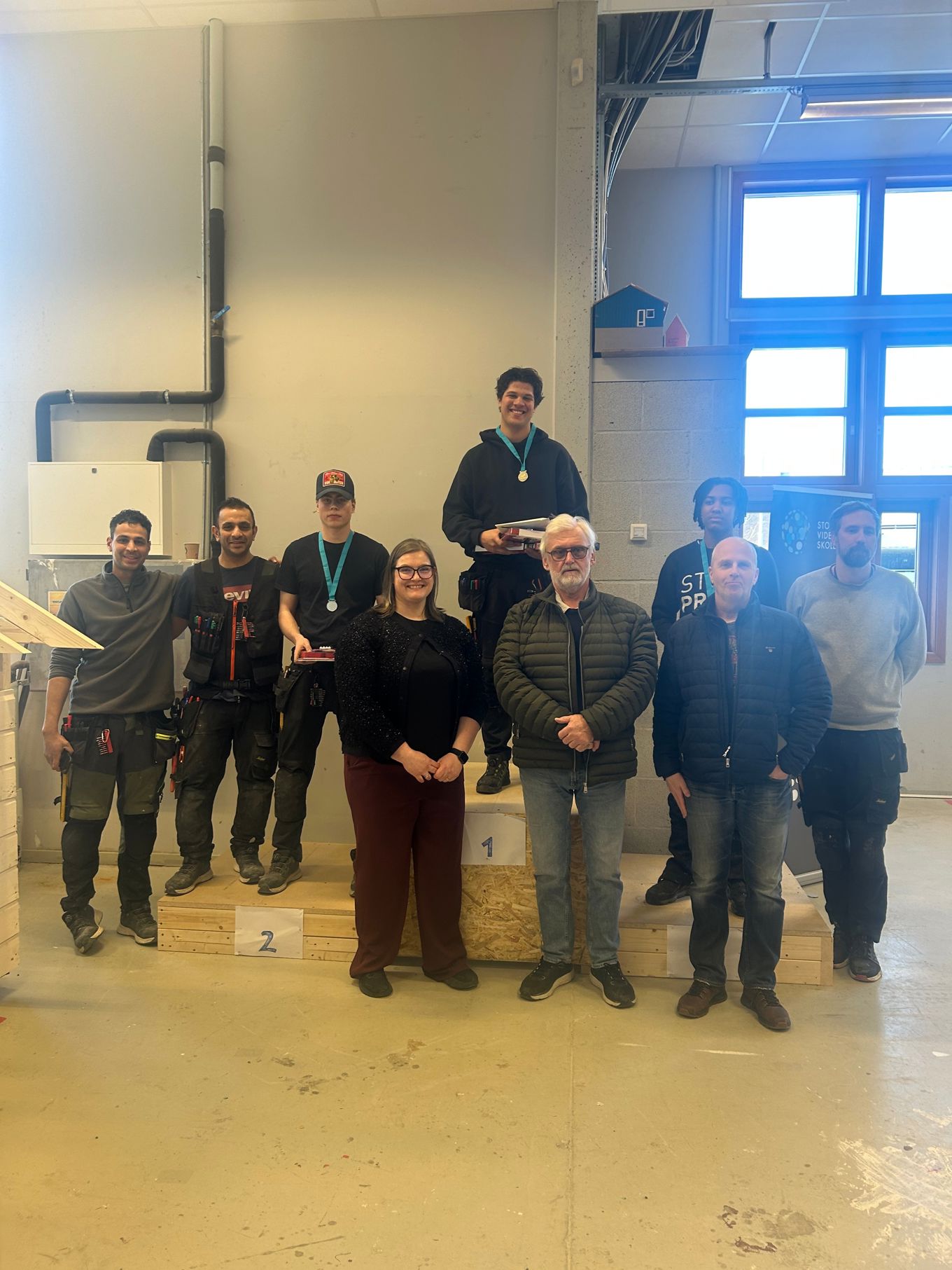 en gruppe mennesker som poserer for et bilde en gruppe mennesker som poserer for et bilde