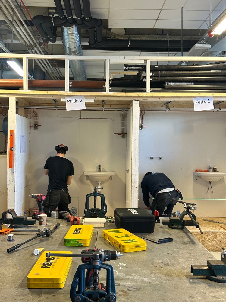 en person som jobber på en fabrikk