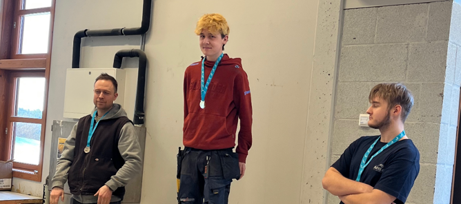 En gruppe menn som står i et rom